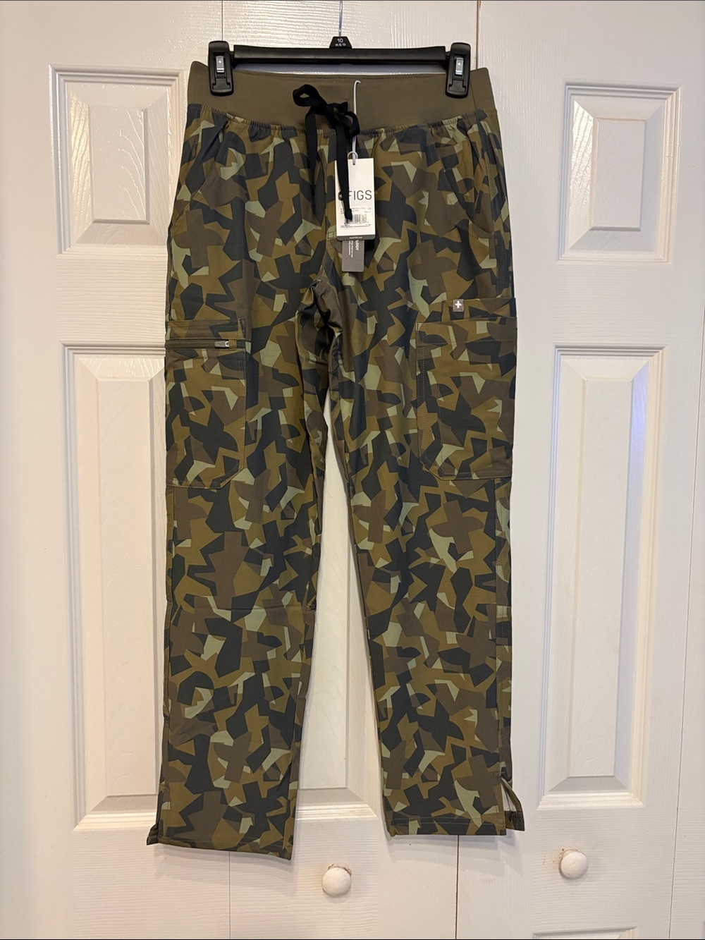 Figs Women’s Olive & Dark Green Camo Cargo Scrub  Pants 681